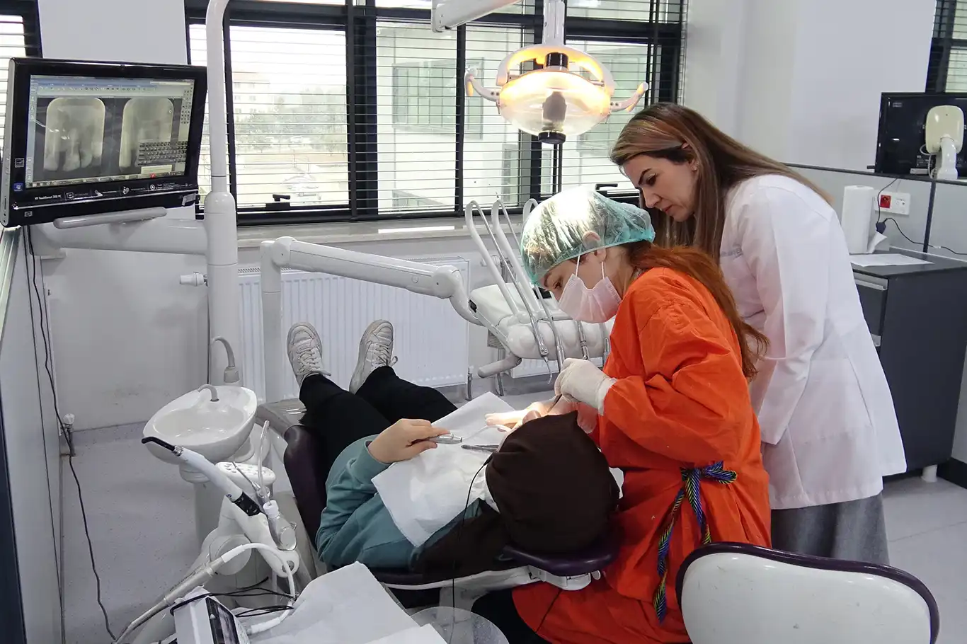 Prof. Dr. Şimşek: Kanal tedavisi hasta açısından korkulacak bir şey değildir Prof. Dr. Şimşek: Kanal tedavisi hasta açısından korkulacak bir şey değildir