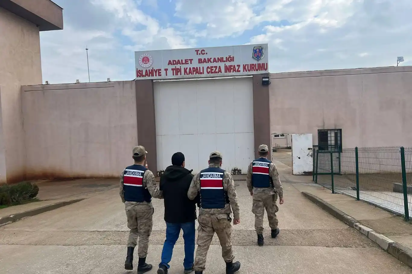 Uyuşturucu satmaktan kesinleşmiş cezası bulunan şahıs yakalandı Uyuşturucu satmaktan kesinleşmiş cezası bulunan şahıs yakalandı