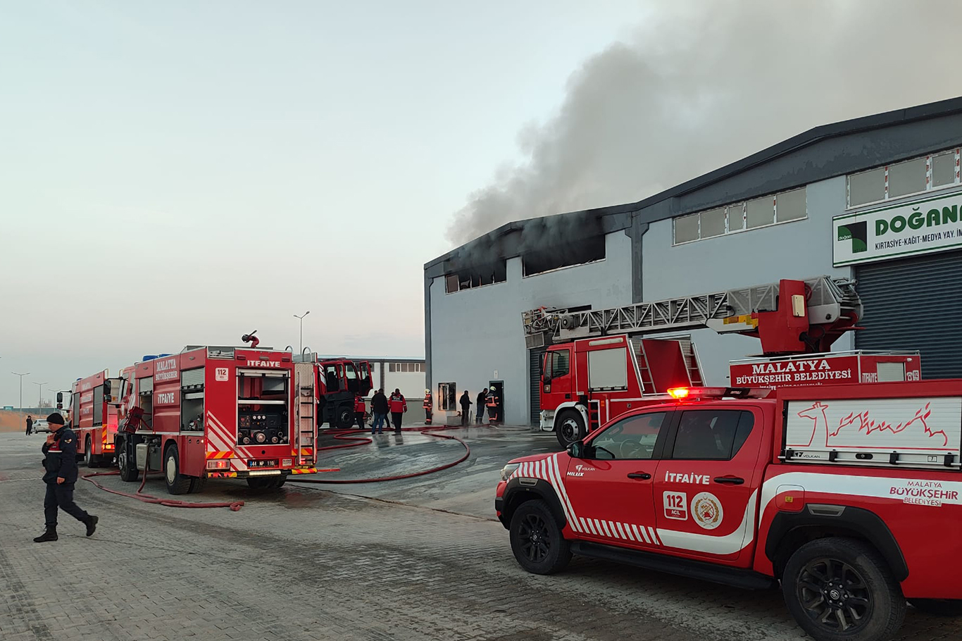 Malatya'da kağıt fabrikasında yangın