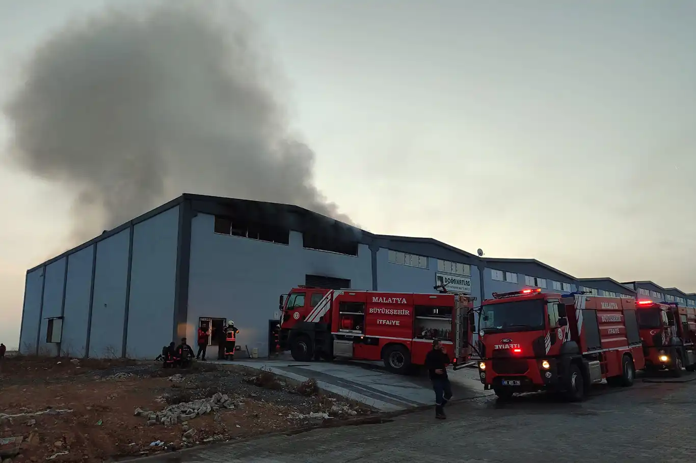 Malatya'da kağıt fabrikasında yangın Malatya'da kağıt fabrikasında yangın