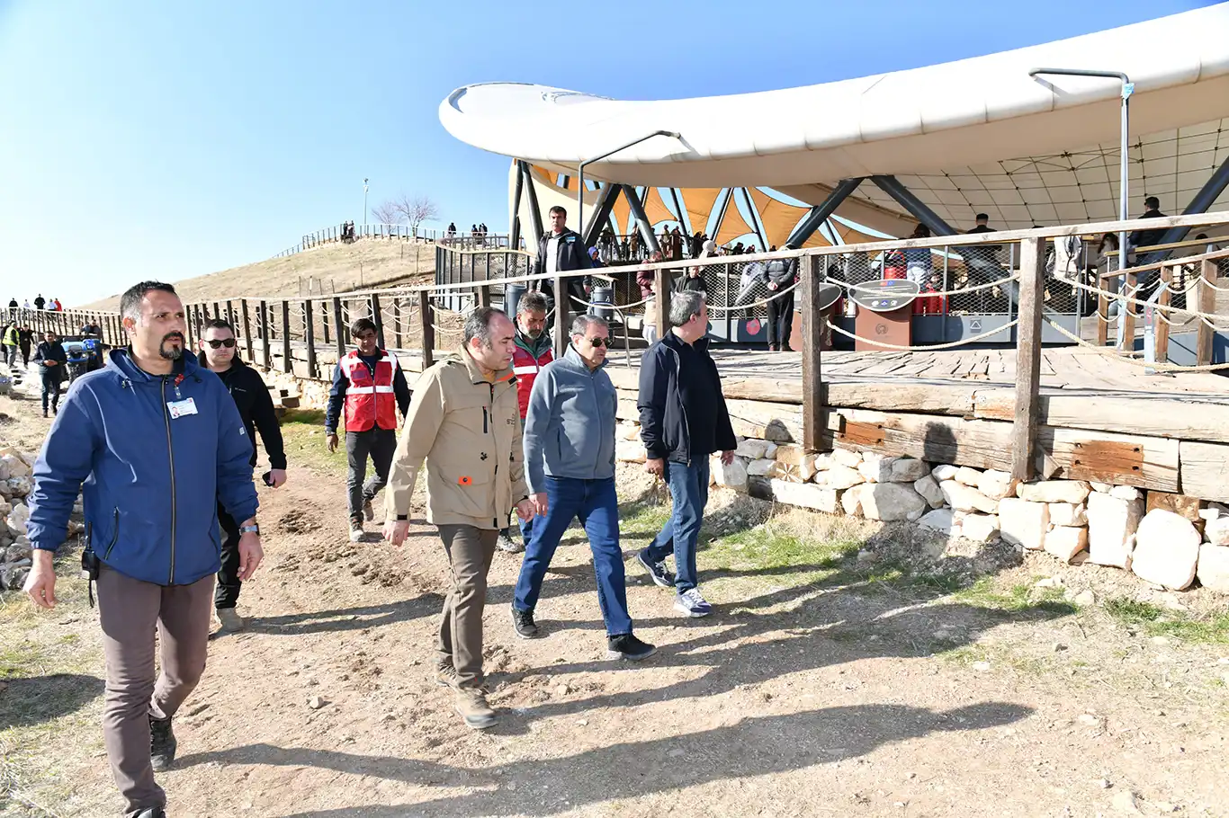 Vali Şıldak tarihi alanlarda devam eden çalışmaları yerinde inceledi Vali Şıldak tarihi alanlarda devam eden çalışmaları yerinde inceledi