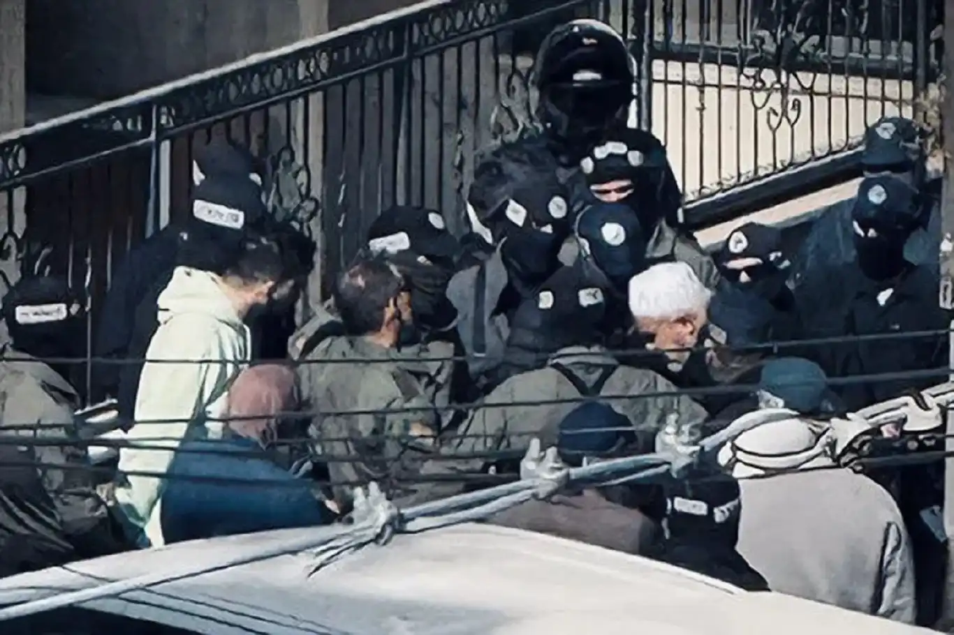شرطة الاحتلال تعتقل الشيخ رائد صلاح عقب دهم منزله وتفرج عنه لاحقاً شرطة الاحتلال تعتقل الشيخ رائد صلاح عقب دهم منزله وتفرج عنه لاحقاً
