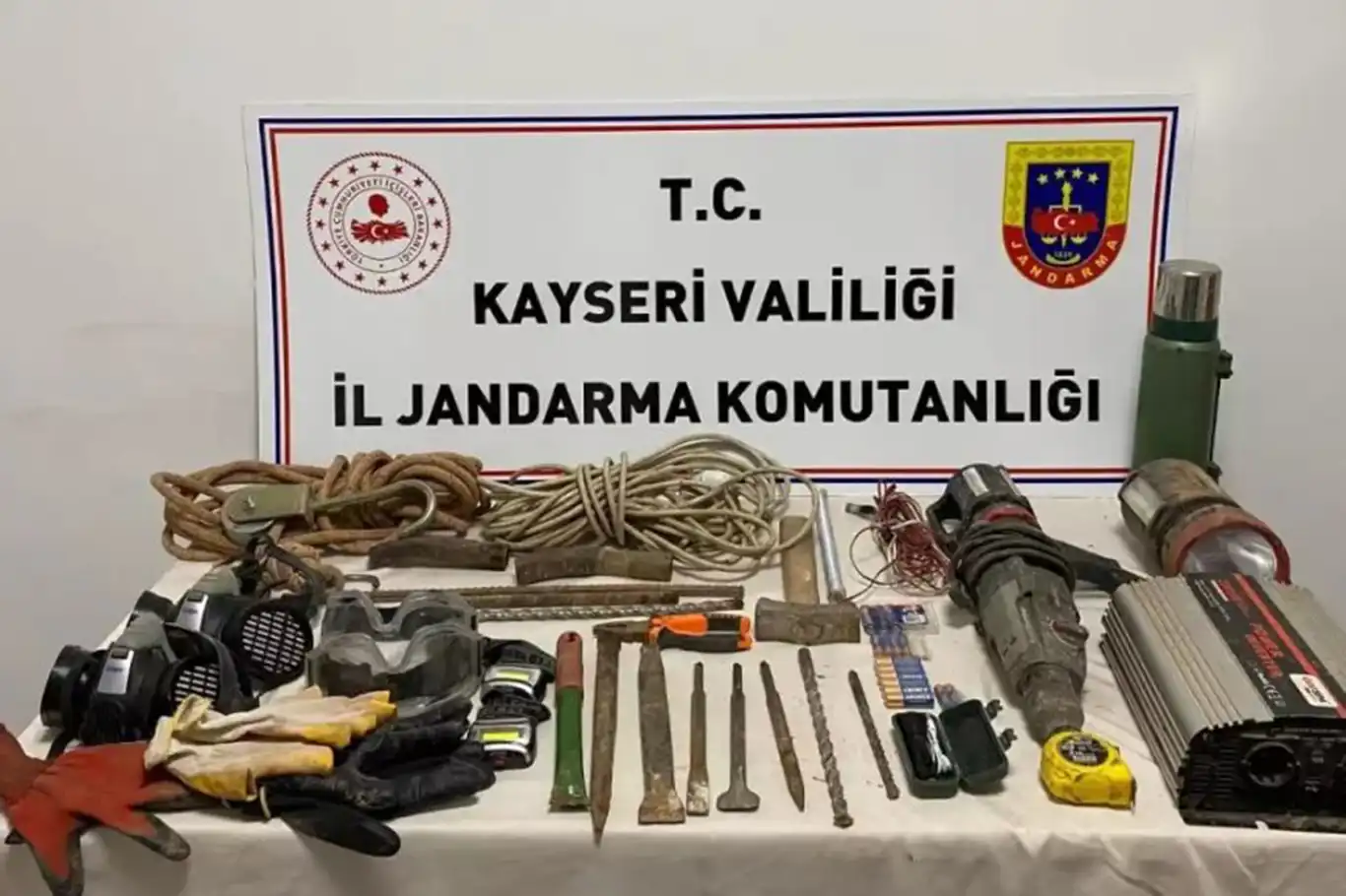 Kayseri’de define arayan 4 kişi suçüstü yakalandı Kayseri’de define arayan 4 kişi suçüstü yakalandı