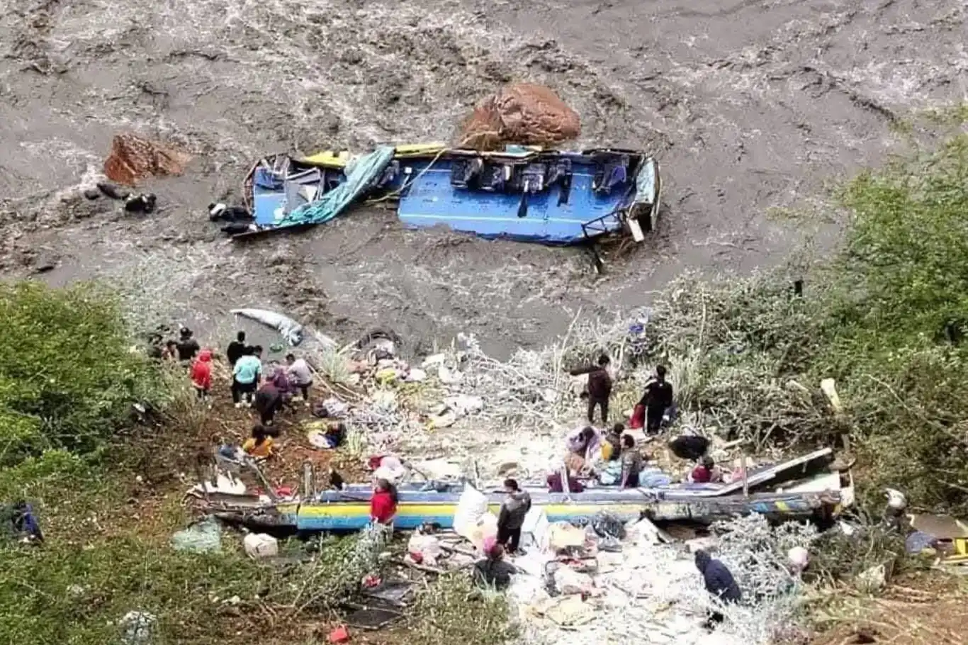 رووداوێکی هاتوچۆ لە پیرۆ: ٦ کوژراو و ١٧ بێ سەروشوێن رووداوێکی هاتوچۆ لە پیرۆ: ٦ کوژراو و ١٧ بێ سەروشوێن