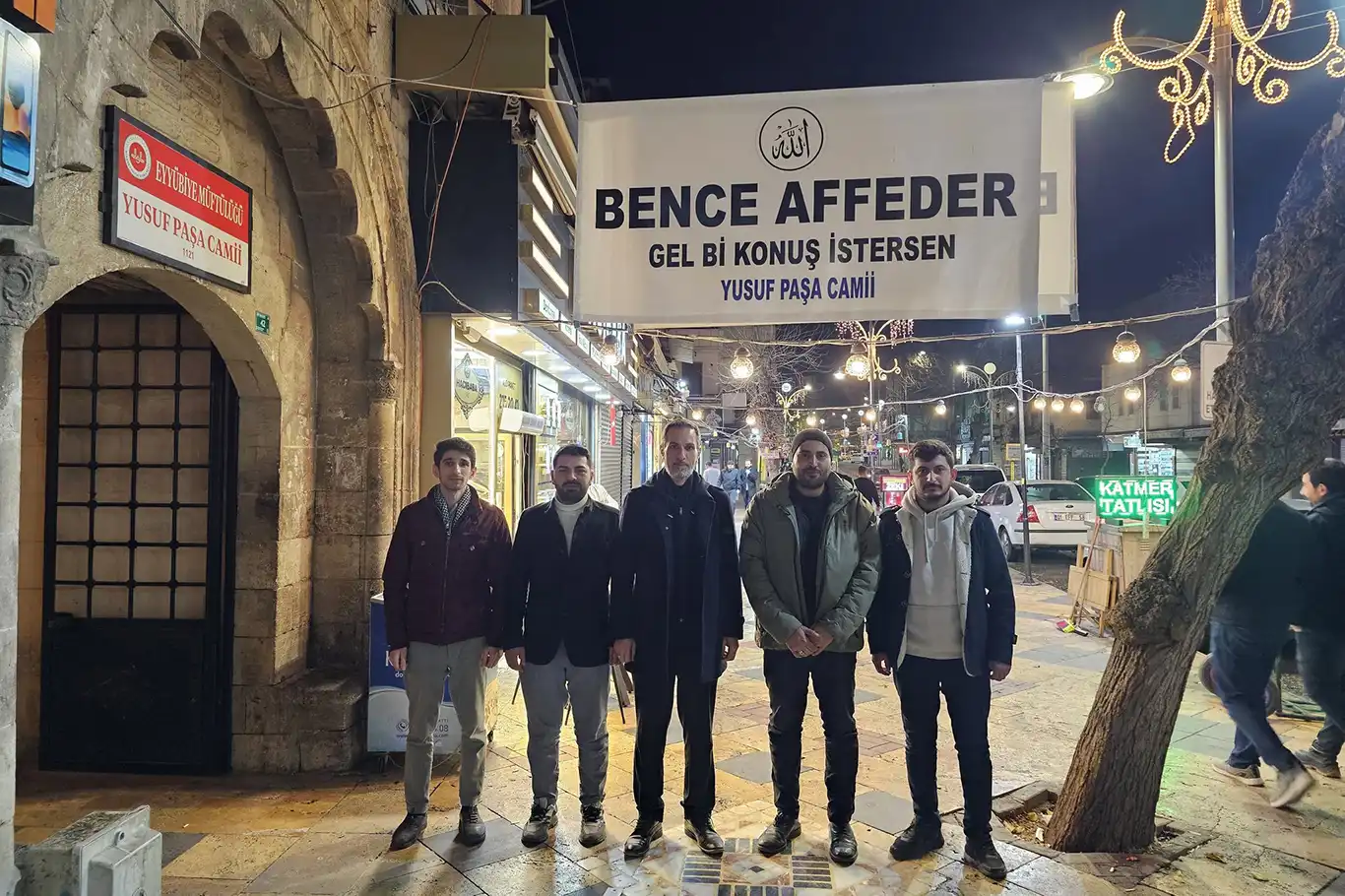Şanlıurfa'da dikkat çeken pankart: "Bence affeder, gel konuş istersen" Şanlıurfa'da dikkat çeken pankart: "Bence affeder, gel konuş istersen"