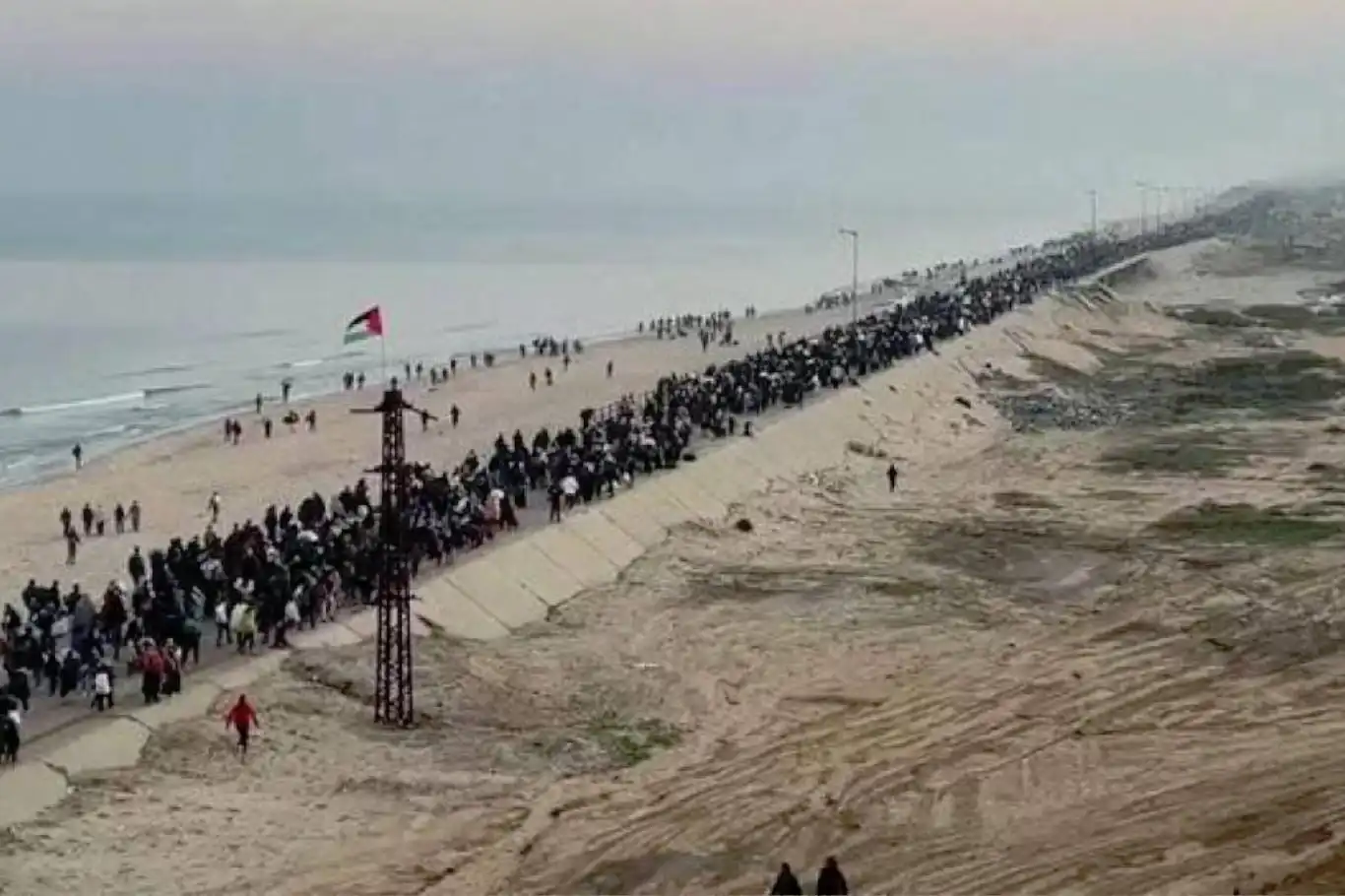 Thousands of displaced Palestinians return to ruined Gaza City amid unimaginable destruction