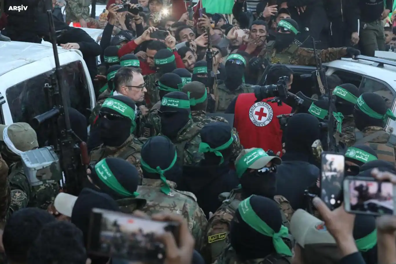 HAMAS, 7 esiri Kızılhaç'a teslim etti