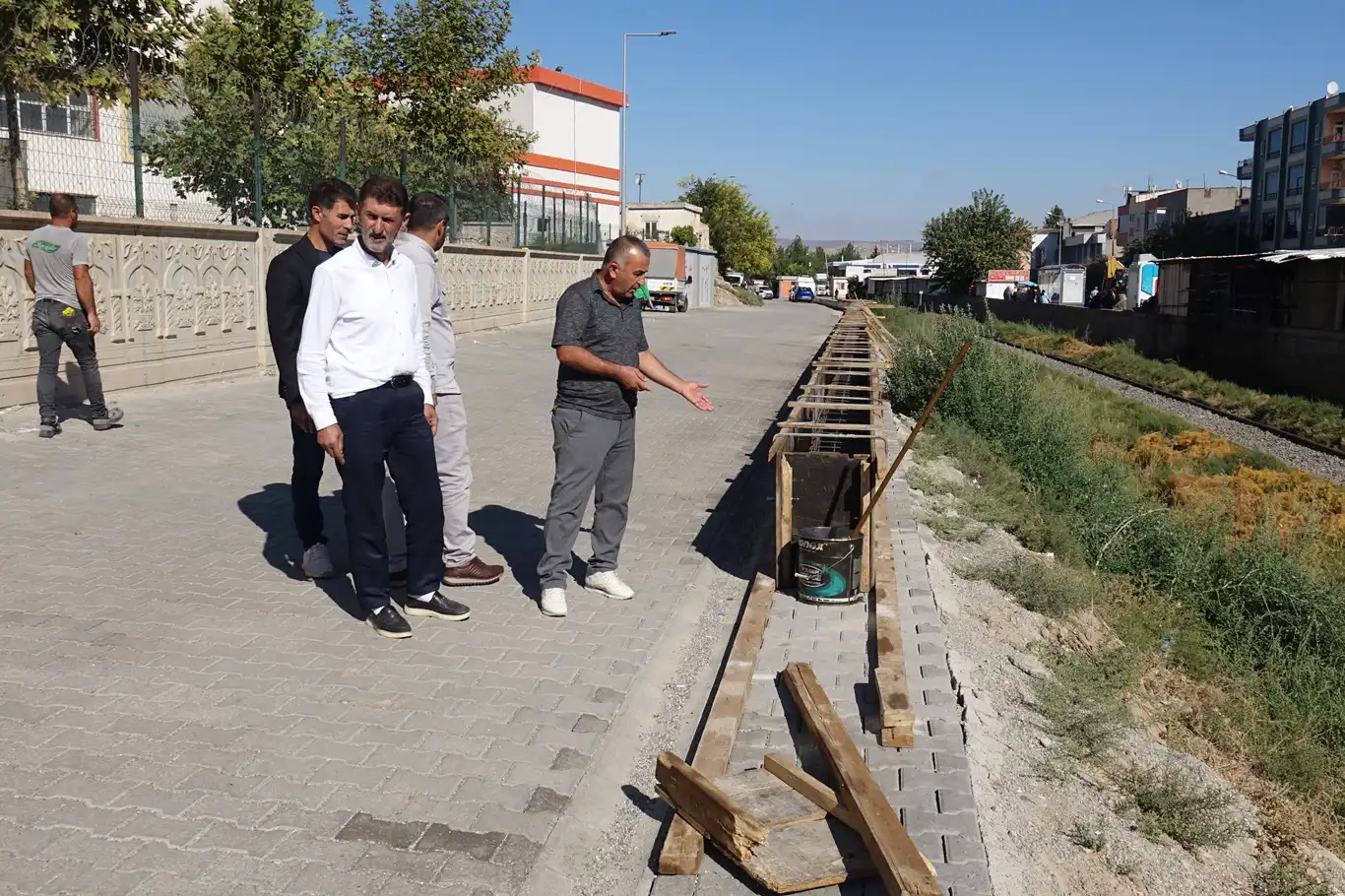 Batman'da kaldırımı işgal eden duvar tepki çekti Batman'da kaldırımı işgal eden duvar tepki çekti