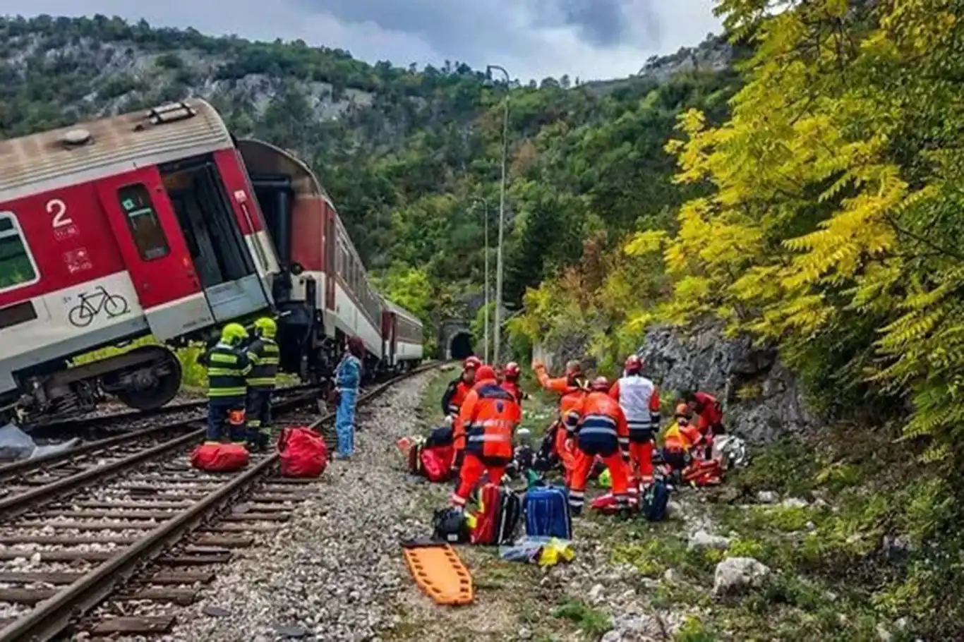 Slovakya'da iki tren çarpıştı: 20 yaralı