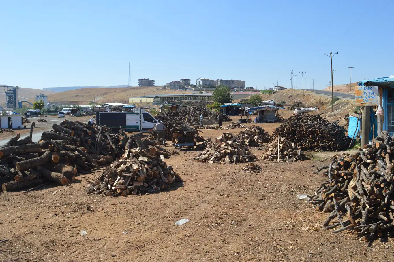 Havalar soğumaya başladı, odun fiyatları cep yakıyor Havalar soğumaya başladı, odun fiyatları cep yakıyor