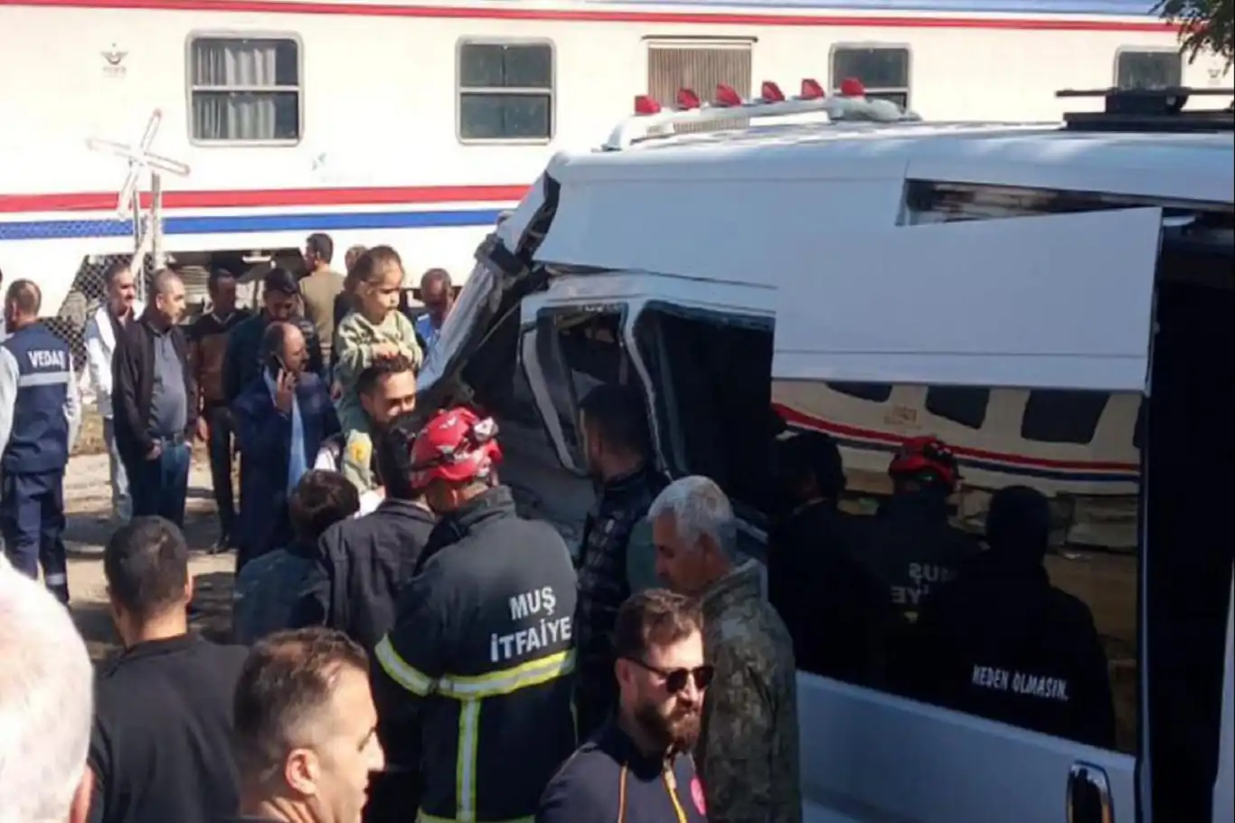 Yolcu treni öğrenci servisine çarptı: 17 öğrenci yaralandı Yolcu treni öğrenci servisine çarptı: 17 öğrenci yaralandı