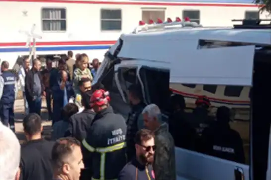 Yolcu treni öğrenci servisine çarptı: 17 öğrenci yaralandı