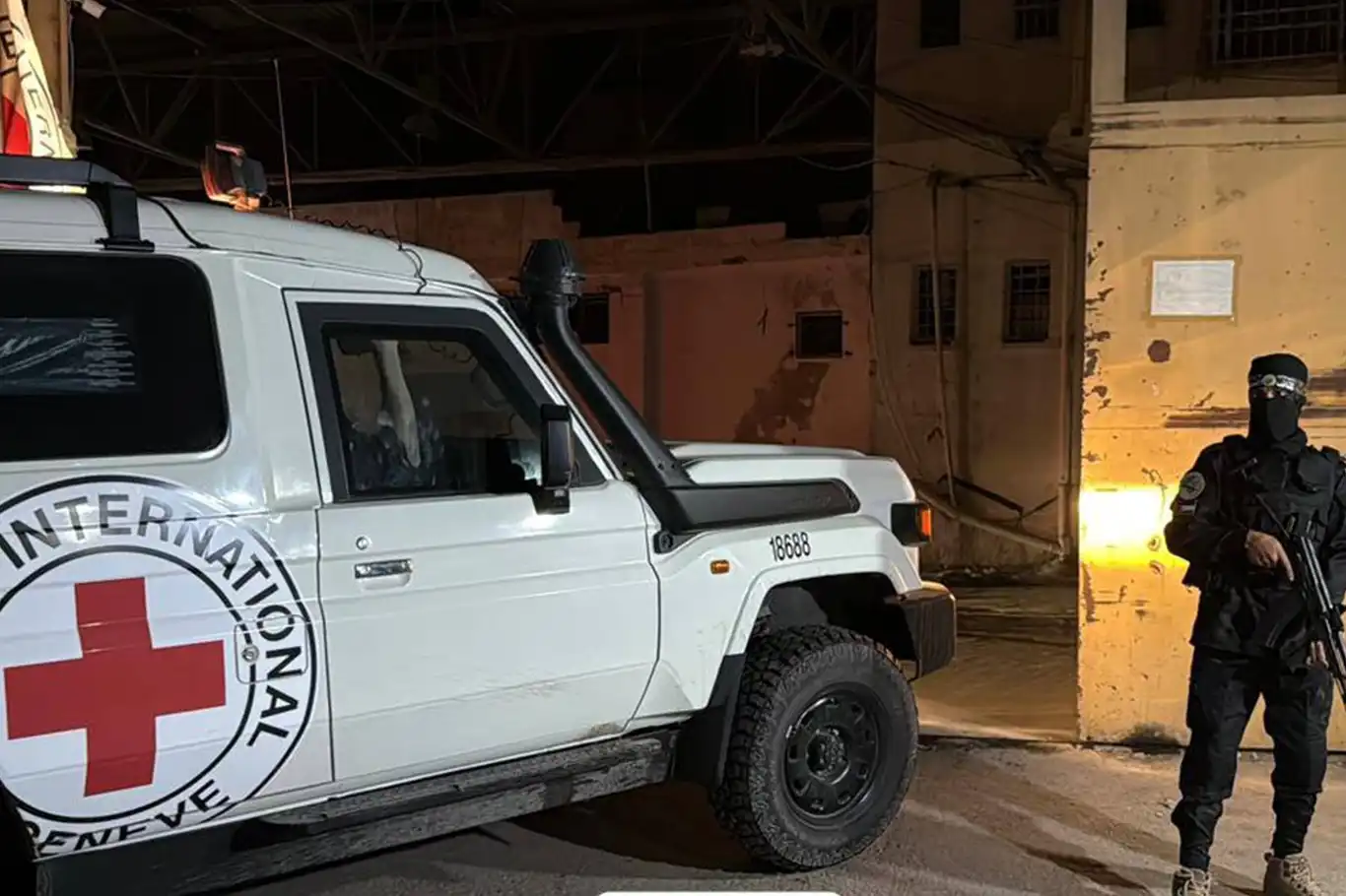 Kassam Tugayları, siyonist esirlerin yeni cenazelerini Kızılhaç'a teslim etti Kassam Tugayları, siyonist esirlerin yeni cenazelerini Kızılhaç'a teslim etti
