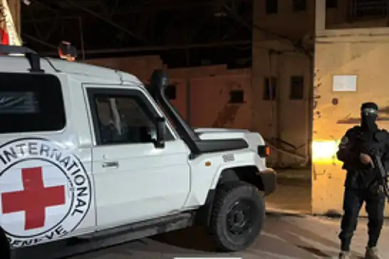 Kassam Tugayları, siyonist esirlerin yeni cenazelerini Kızılhaç'a teslim etti