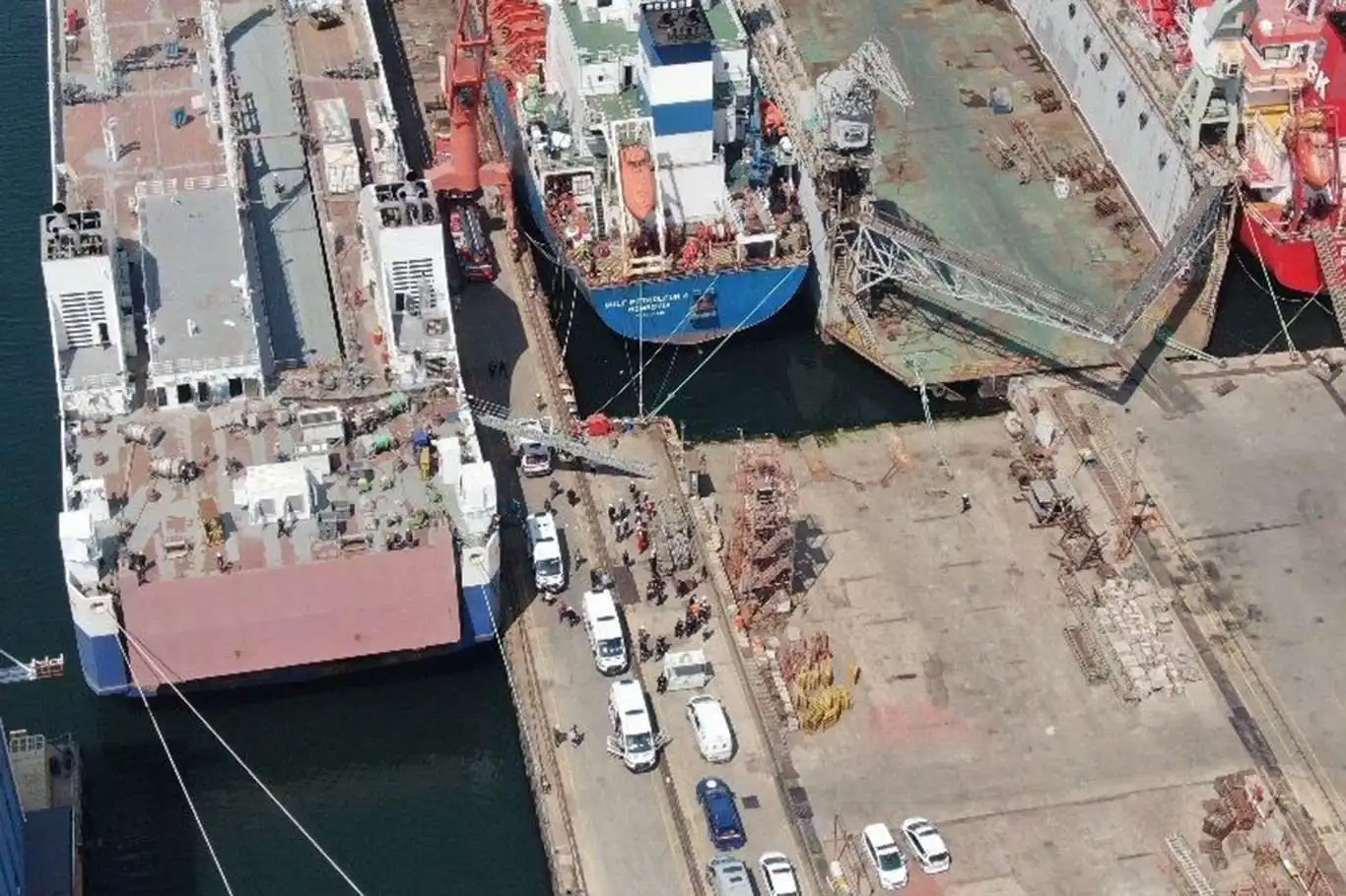 İstanbul Tuzla’da gemi tadilatında patlama: 1 işçi öldü, 4 kişi yaralandı İstanbul Tuzla’da gemi tadilatında patlama: 1 işçi öldü, 4 kişi yaralandı