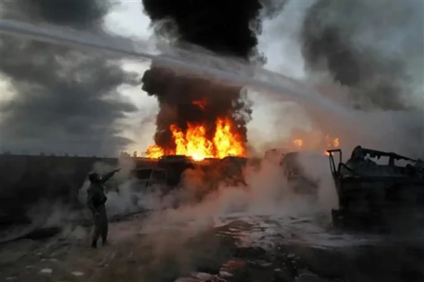 Afganistan’da akaryakıt yüklü tanker patladı: 5 ölü, 35 yaralı Afganistan’da akaryakıt yüklü tanker patladı: 5 ölü, 35 yaralı
