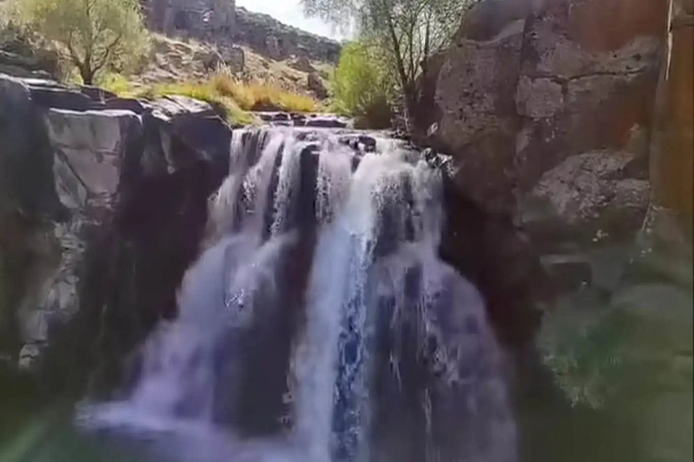 Çatak Şelalesi kuraklığa rağmen coşkusunu koruyor Çatak Şelalesi kuraklığa rağmen coşkusunu koruyor