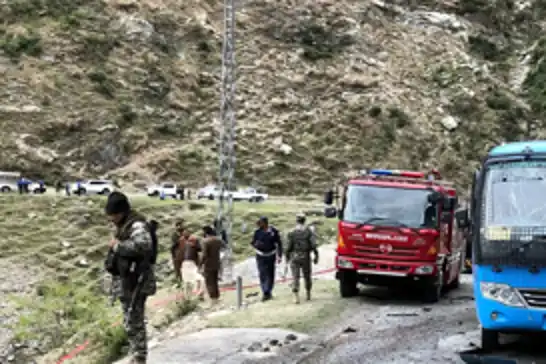 Li Pakistanê wesayîtek kete çem: 15 kes mirin