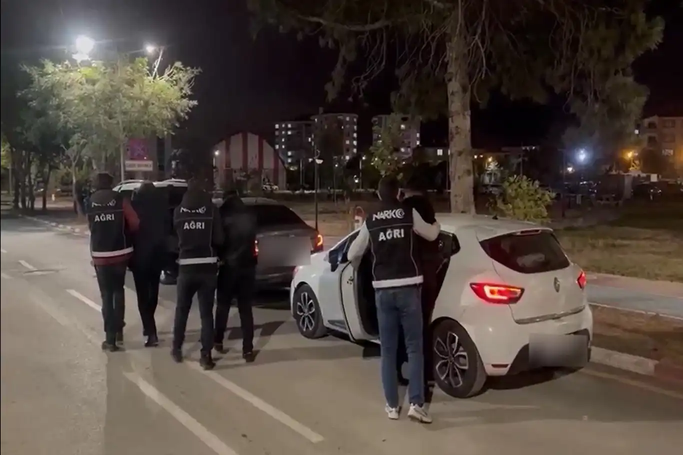 Ağrı'da yaklaşık 52 kilogram uyuşturucu ele geçirildi, 5 kişi tutuklandı Ağrı'da yaklaşık 52 kilogram uyuşturucu ele geçirildi, 5 kişi tutuklandı