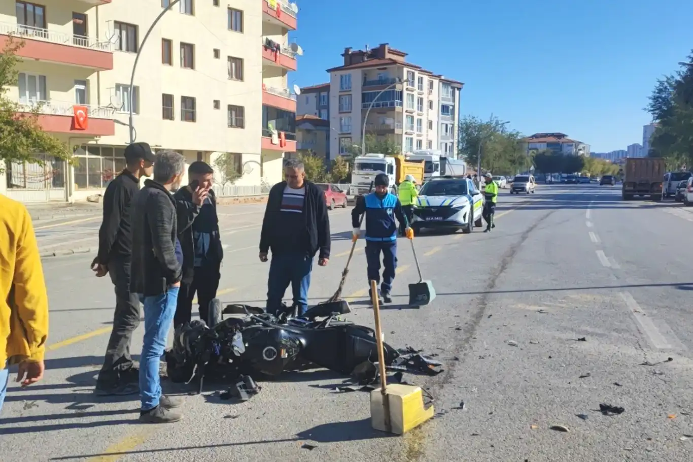 Malatya'da hafriyat kamyonu ile motosiklet çarpıştı Malatya'da hafriyat kamyonu ile motosiklet çarpıştı