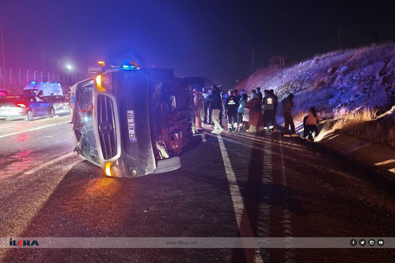 Mînîbusa ku xwendekaran di nav de bûn qelibî: 14 kes birîndar bûn Mînîbusa ku xwendekaran di nav de bûn qelibî: 14 kes birîndar bûn