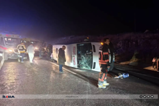 Mînîbusa ku xwendekaran di nav de bûn qelibî: 14 kes birîndar bûn