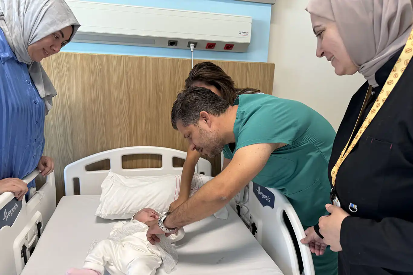 Kalbi göğüs kafesi dışında doğan bebek tedavi edildi Kalbi göğüs kafesi dışında doğan bebek tedavi edildi