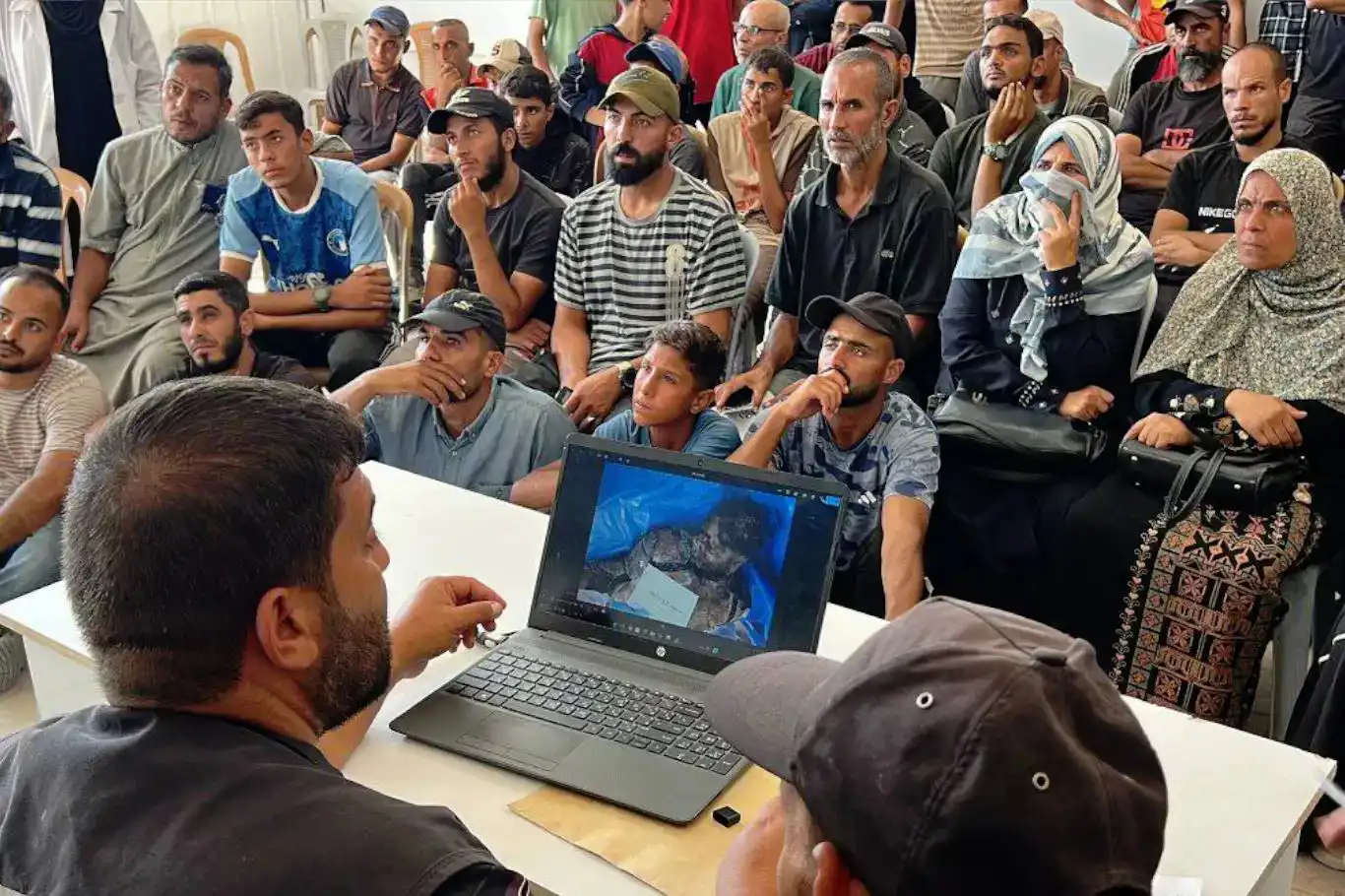 لحظات مؤلمة في خان يونس: عائلات تندفع إلى المستشفى للتعرف على أبنائها الشهداء لحظات مؤلمة في خان يونس: عائلات تندفع إلى المستشفى للتعرف على أبنائها الشهداء