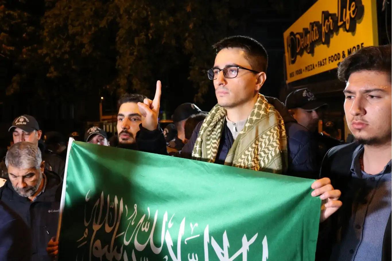 Ankara’da tesettüre hakarete tepki: Vatandaşlar mekân önünde toplandı Ankara’da tesettüre hakarete tepki: Vatandaşlar mekân önünde toplandı