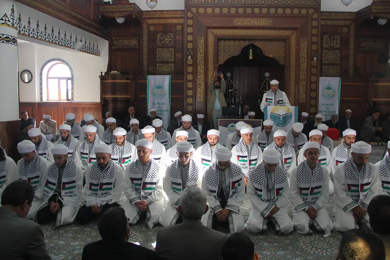 Bingöl’de İTTİHADUL ULEMA'nın yetiştirdiği talebeler icazetlerini aldı Bingöl’de İTTİHADUL ULEMA'nın yetiştirdiği talebeler icazetlerini aldı