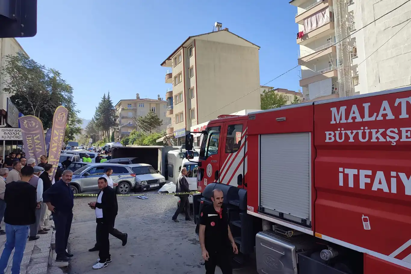 Freni patlayan hafriyat kamyonu 15 araca çarptı: 5 yaralı Freni patlayan hafriyat kamyonu 15 araca çarptı: 5 yaralı