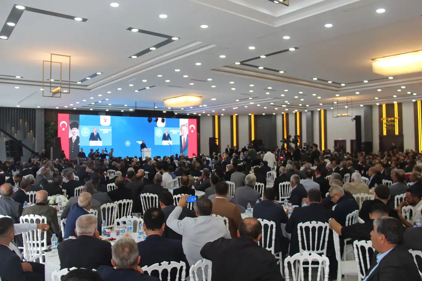 Bakan Yerlikaya, Diyarbakır'dan muhtarlara seslendi: Mahallenin sesini daha gür taşıyın Bakan Yerlikaya, Diyarbakır'dan muhtarlara seslendi: Mahallenin sesini daha gür taşıyın