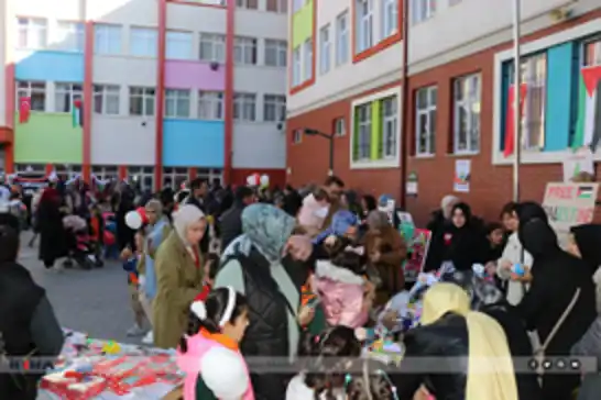 تركيا..تنظيم سوق خيرية في أنقرة تحت شعار "مدرسة واحدة، ألف أمل: بازار غزة "