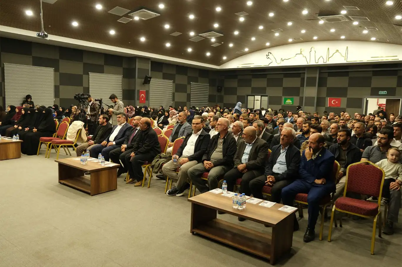 HÜDA PAR Aile Başkanlığı, ‘Son Kale: Aile’ paneli düzenledi HÜDA PAR Aile Başkanlığı, ‘Son Kale: Aile’ paneli düzenledi
