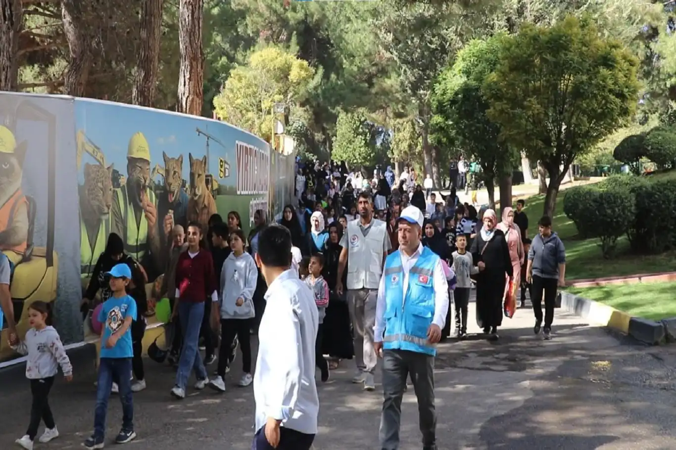 Yetimler Vakfı Gaziantep’te 250 yetim çocuğa hayvanat bahçesi gezisi düzenledi Yetimler Vakfı Gaziantep’te 250 yetim çocuğa hayvanat bahçesi gezisi düzenledi