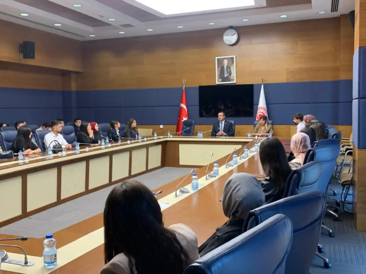 HÜDA PAR Milletvekili Ramanlı, Erciyes Üniversitesi öğrencilerini Meclis’te ağırladı HÜDA PAR Milletvekili Ramanlı, Erciyes Üniversitesi öğrencilerini Meclis’te ağırladı