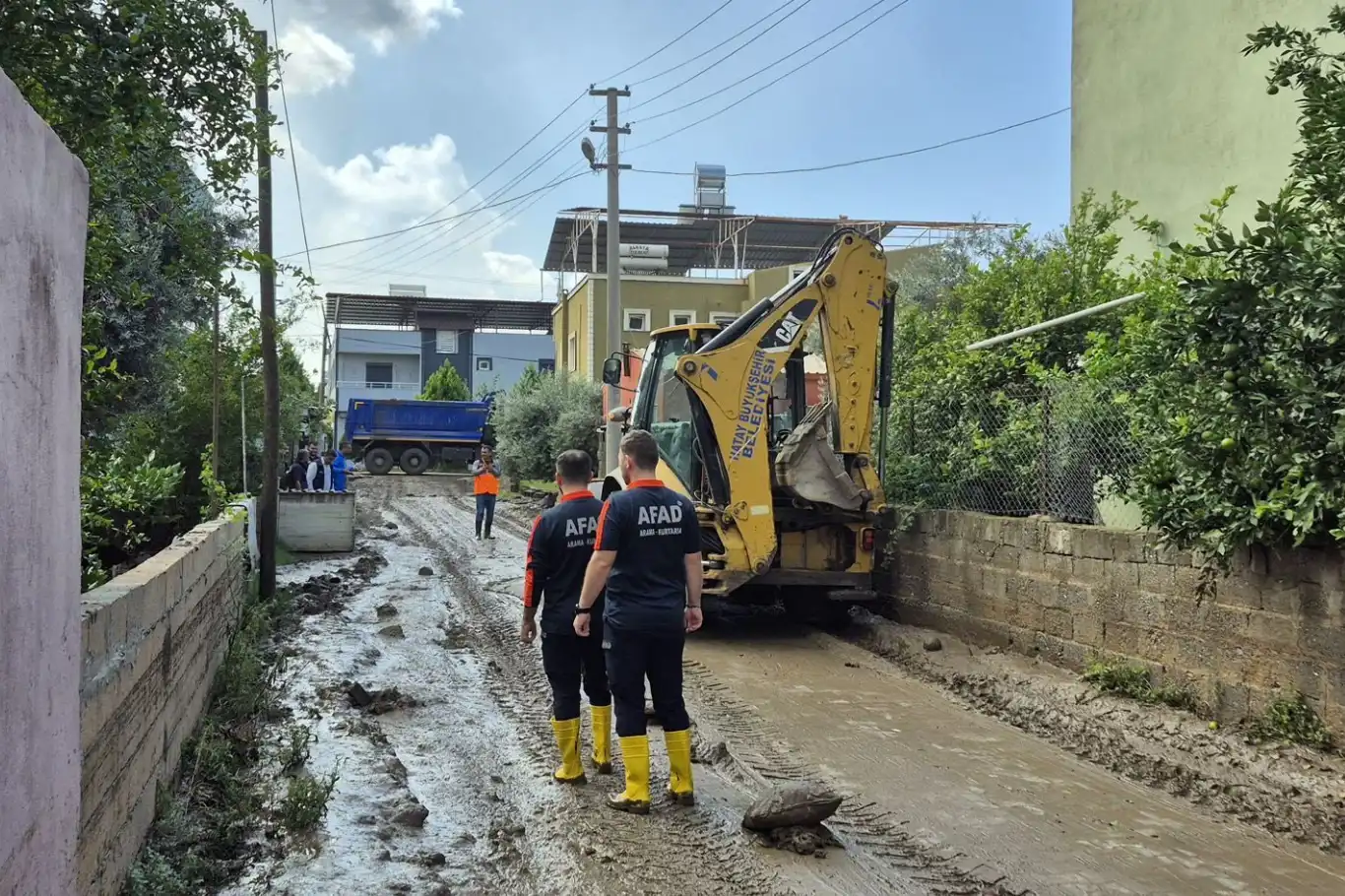 Hatay’da selden etkilenen ailelere 3,8 milyon lira ödeme yapıldı Hatay’da selden etkilenen ailelere 3,8 milyon lira ödeme yapıldı