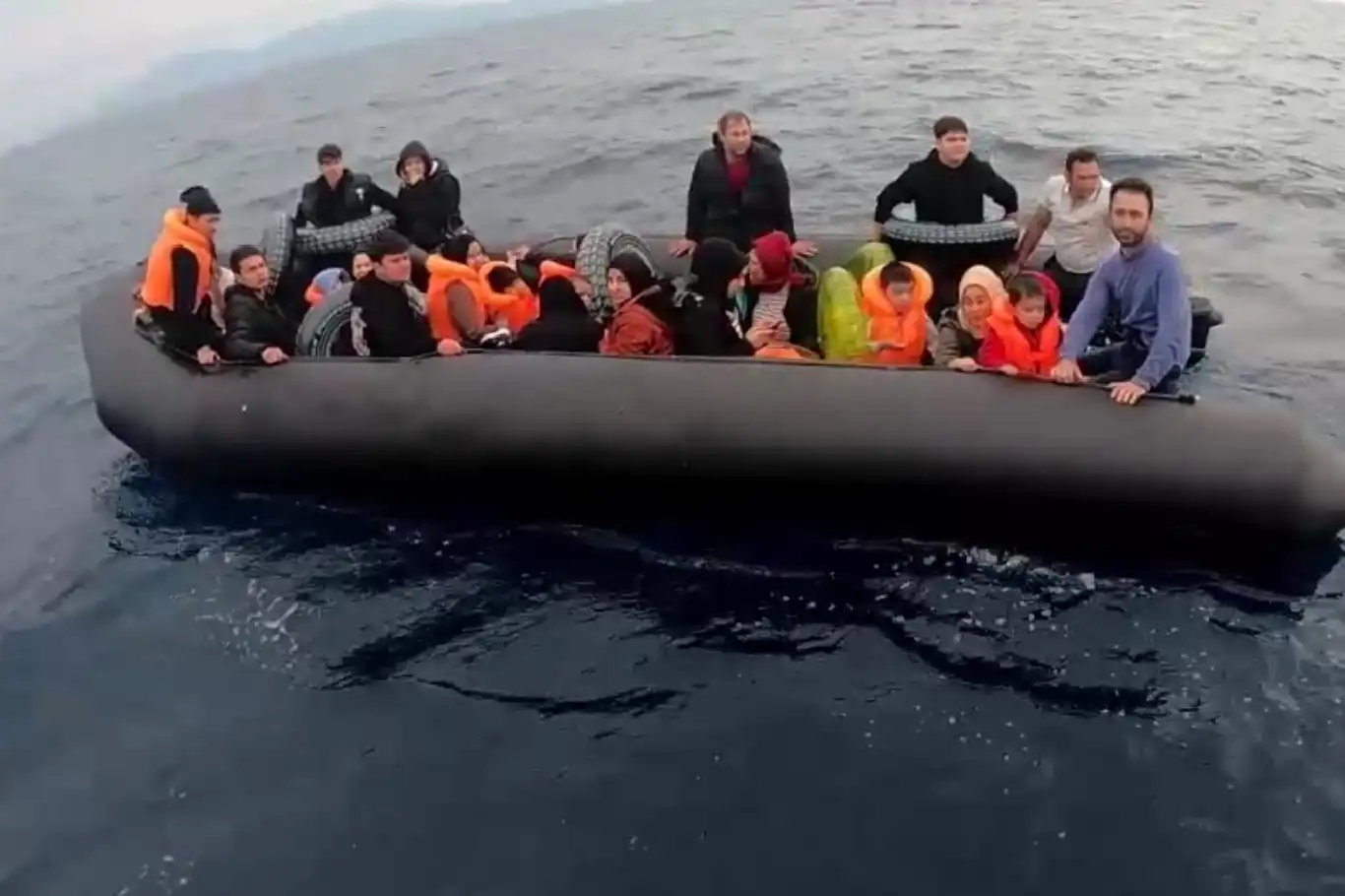 Ege Denizi açıklarında 25 düzensiz göçmen yakalandı Ege Denizi açıklarında 25 düzensiz göçmen yakalandı
