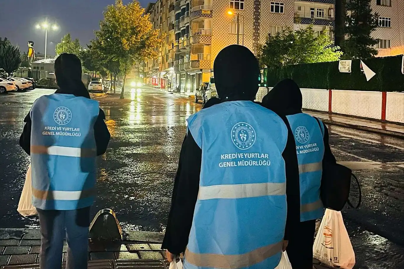 Siirt’te gençler artan yemekleri paylaşma geleneğine dönüştürdü Siirt’te gençler artan yemekleri paylaşma geleneğine dönüştürdü