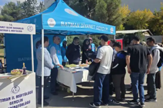 Batman'da üniversite gençlerine manevi destek standı
