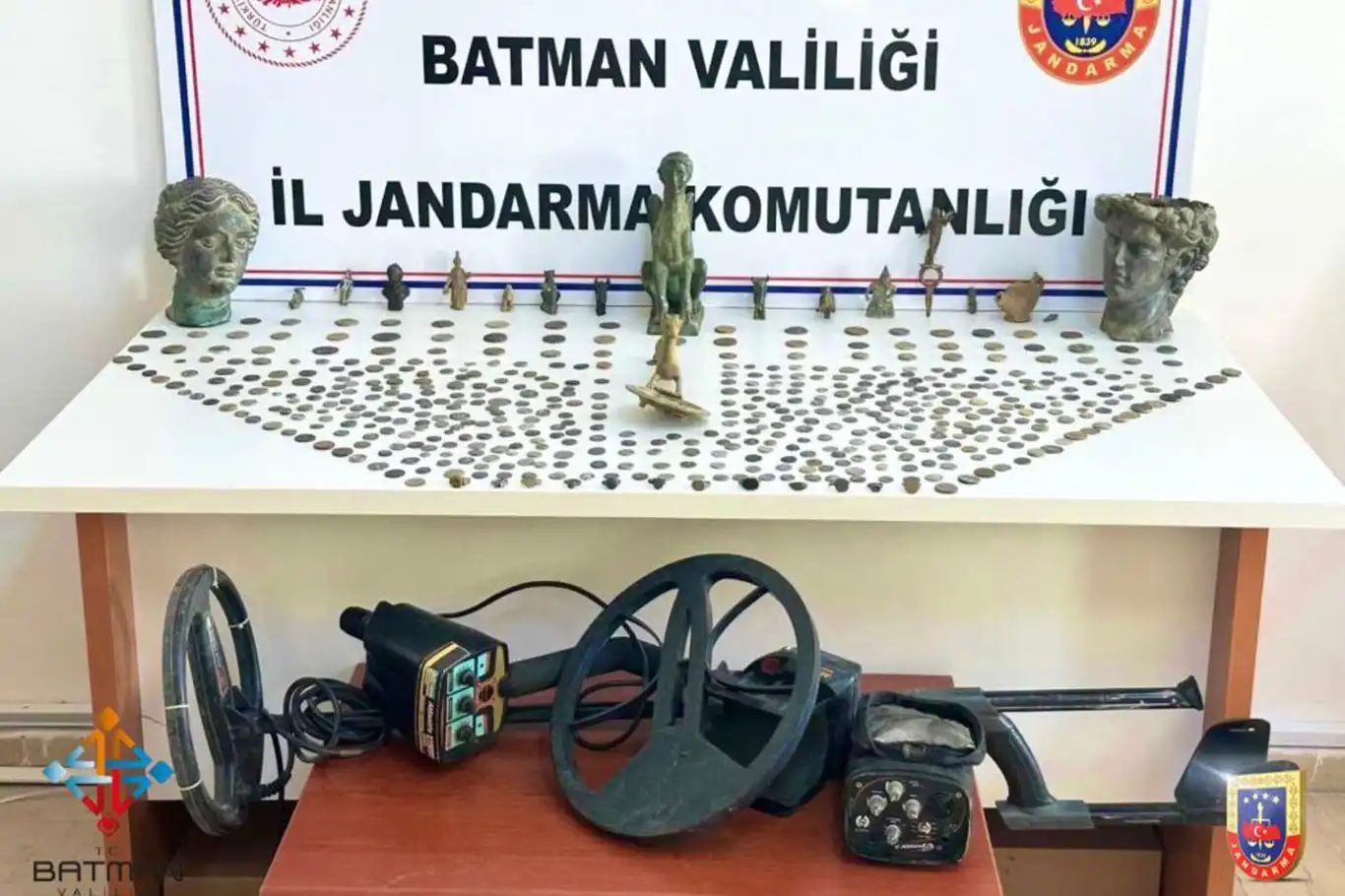 Batman'da tarihi eser operasyonu: 800'den fazla sikke ele geçirildi Batman'da tarihi eser operasyonu: 800'den fazla sikke ele geçirildi