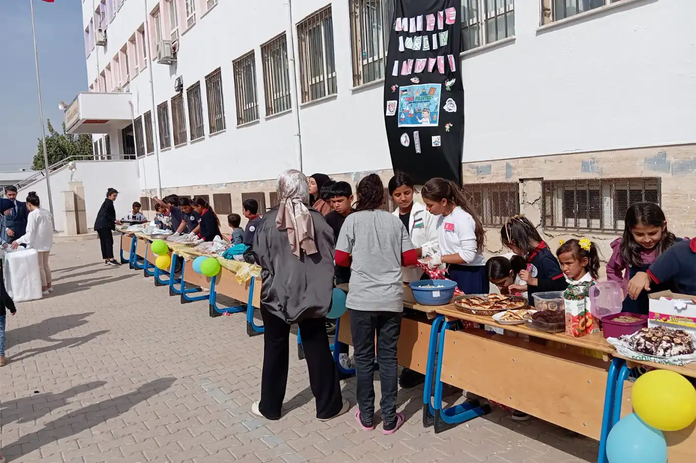 Şanlıurfa’da öğrencilerden Gazze’ye destek kermesi Şanlıurfa’da öğrencilerden Gazze’ye destek kermesi