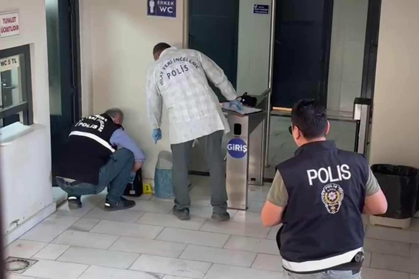 Cami tuvaleti önündeki çanta ve benzin paniğe neden oldu  Cami tuvaleti önündeki çanta ve benzin paniğe neden oldu