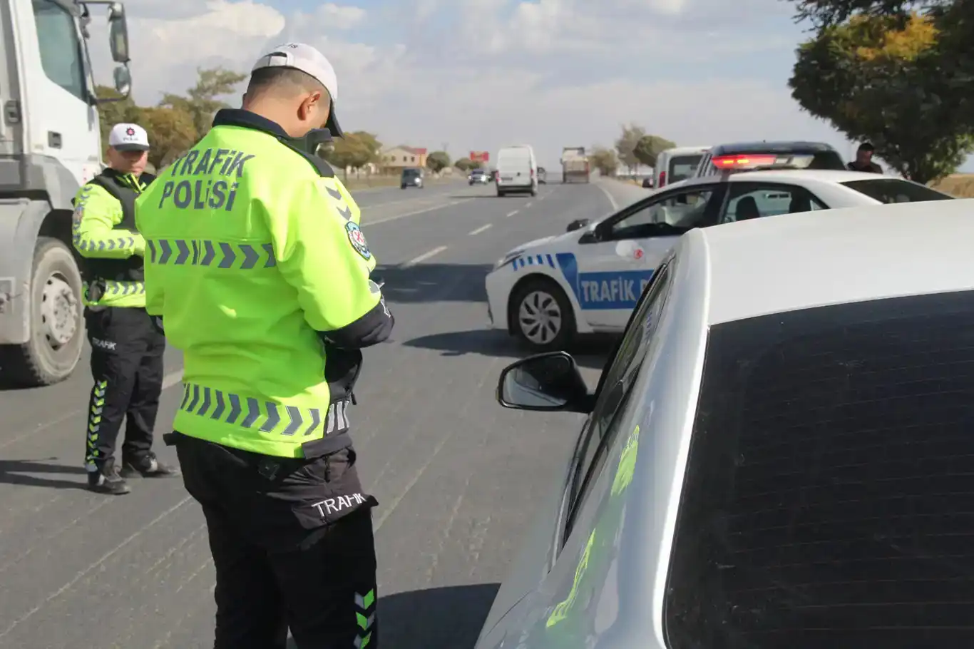 Yeni trafik cezaları kanunu askıya alındı Yeni trafik cezaları kanunu askıya alındı