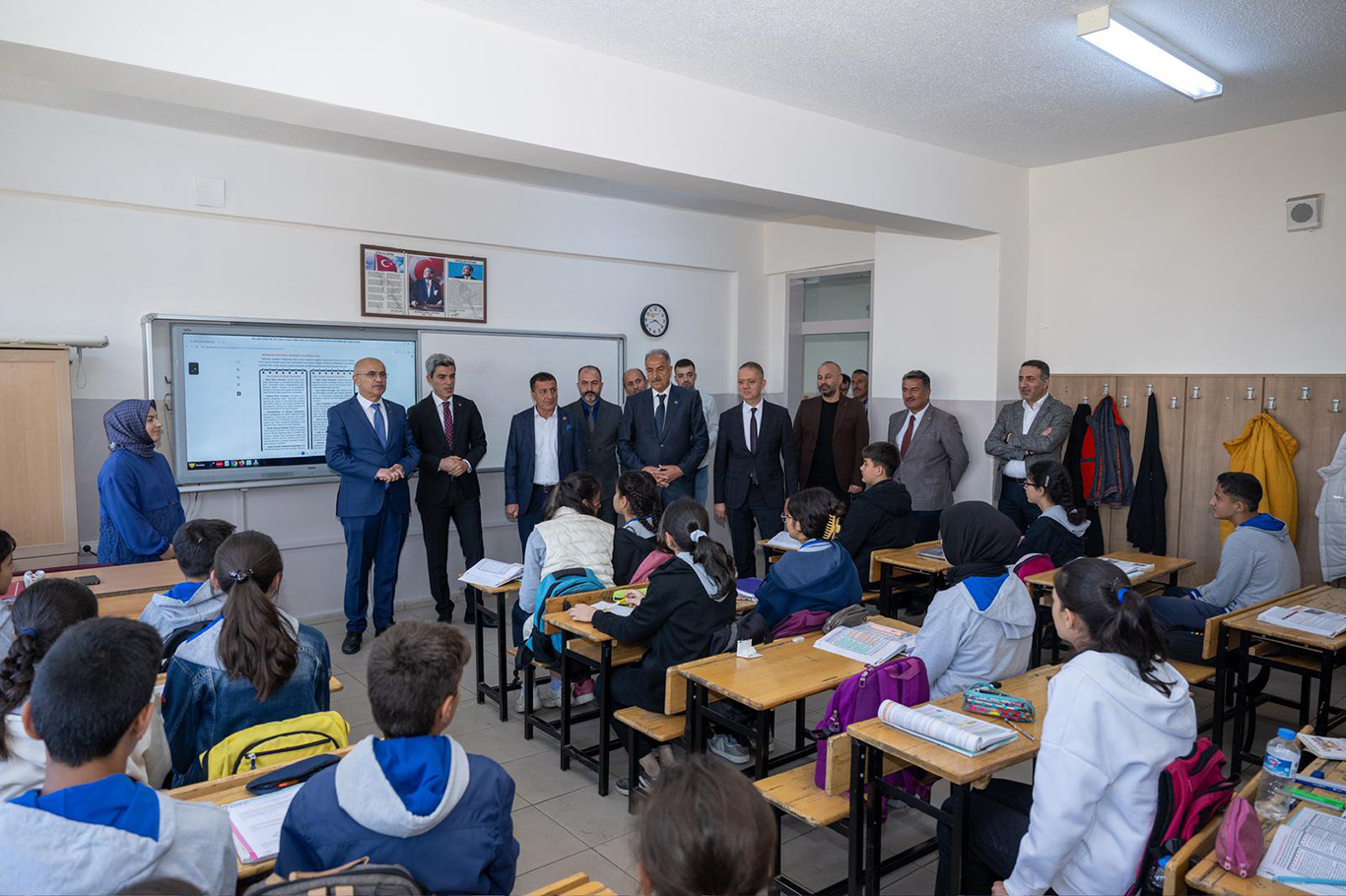 Büyükşehir Belediye Başkanı Er, Mevlâna Ortaokulu öğrencileriyle bir araya geldi Büyükşehir Belediye Başkanı Er, Mevlâna Ortaokulu öğrencileriyle bir araya geldi