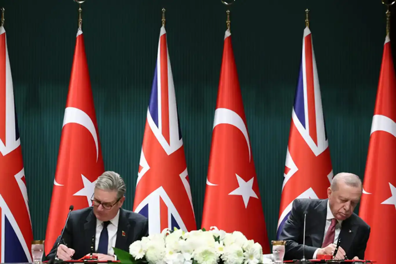 أردوغان وستارمر يوقعان اتفاقية لشراء طائرات "يوروفايتر تايفون" أردوغان وستارمر يوقعان اتفاقية لشراء طائرات "يوروفايتر تايفون"