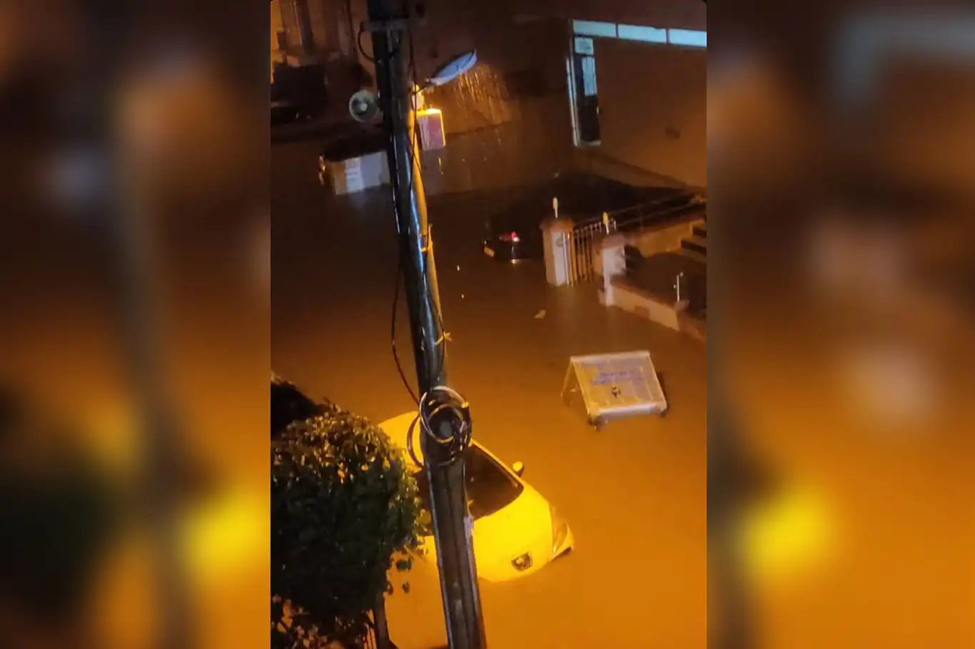 İzmir'de sağanak etkili oldu İzmir'de sağanak etkili oldu