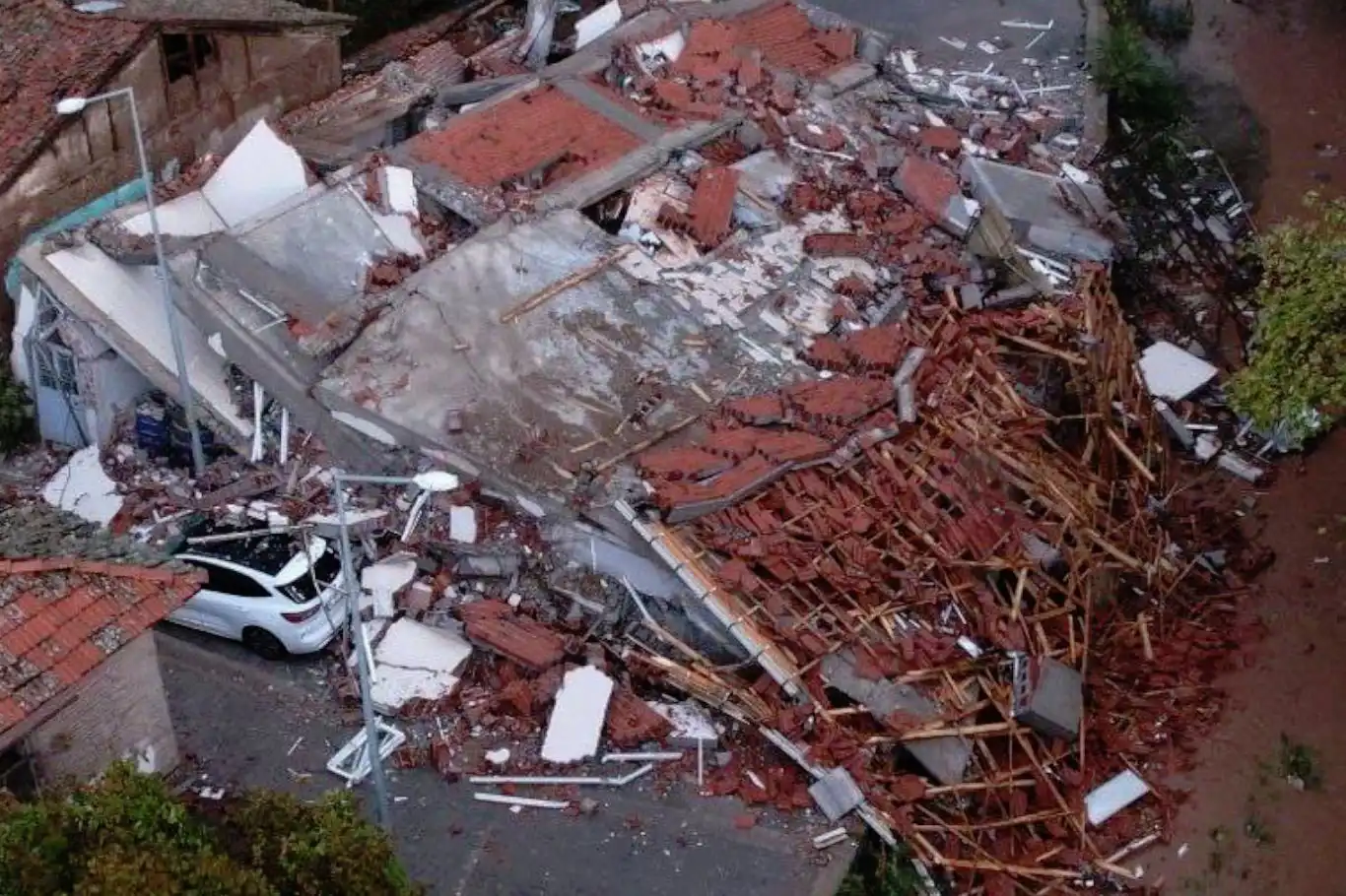 Balıkesir'deki depremde yaralanan vatandaşlar taburcu edildi Balıkesir'deki depremde yaralanan vatandaşlar taburcu edildi