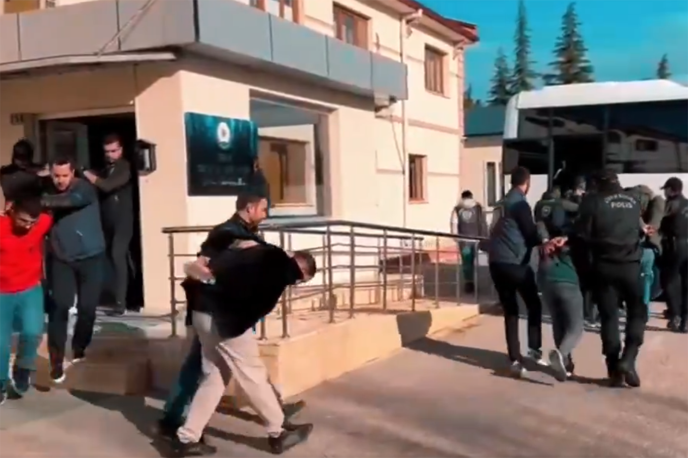 Konya polisinden Instagram dolandırıcılarına operasyon: 11 tutuklama Konya polisinden Instagram dolandırıcılarına operasyon: 11 tutuklama