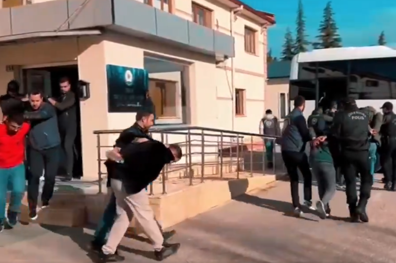 Konya polisinden Instagram dolandırıcılarına operasyon: 11 tutuklama Konya polisinden Instagram dolandırıcılarına operasyon: 11 tutuklama